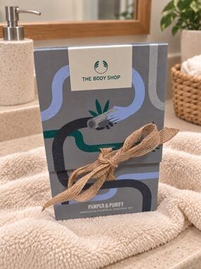 The Body Shop Himalayan Charcoal Pamper & Purify Skincare Kit Discontinued Open